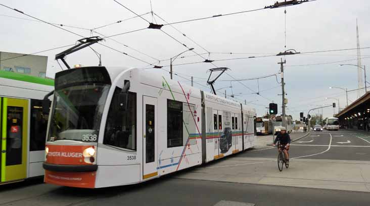 Yarra Trams Siemens Combino 3538 Toyota Kluger